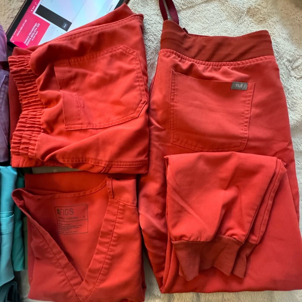 Figs orange (clay)  Joggers and catarina top